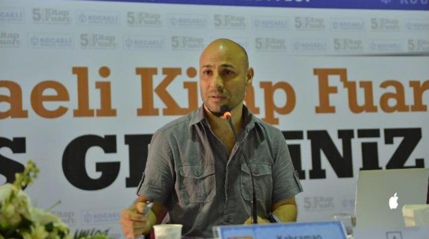 Kahraman Tazeoğlu Kitaplarını İmzaladı