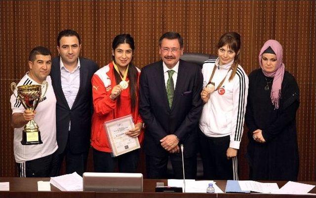 Ankara Büyükşehir Belediyesi'nden Şampiyon Tekvandoculara Ödül