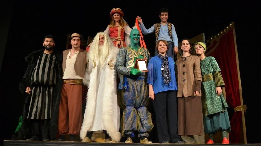 Tiyatro Sahnesinde K&uuml;lt&uuml;rler Buluştu