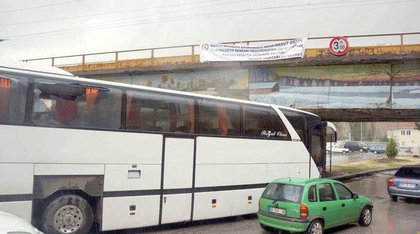K&ouml;pr&uuml; Altında Sıkışan Otob&uuml;s, G&uuml;&ccedil;l&uuml;kle &Ccedil;ıkarıldı