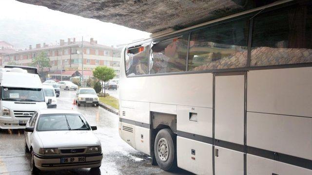 Köprü Altında Sıkışan Otobüs, Güçlükle Çıkarıldı