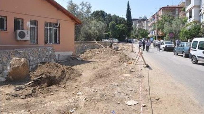 Salihli'de Belediye Fen İşleri M&uuml;d&uuml;rl&uuml;ğ&uuml;&rsquo;ne Bağlı Ekiplerin &Ccedil;alışmaları Devam Ediyor