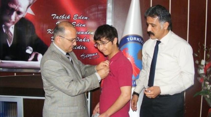 Kaymakam Erkayıran Başarılı &Ouml;ğrencileri Altınla &Ouml;d&uuml;llendirdi