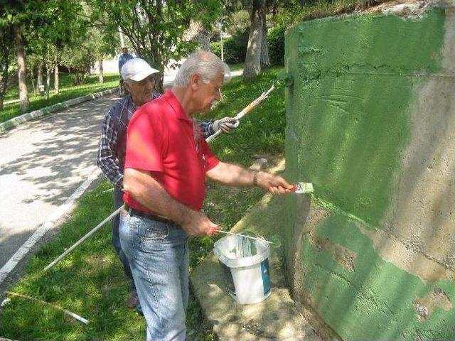 Huzurevi Sakinleri Bahçe İşleriyle Stres Atıyor