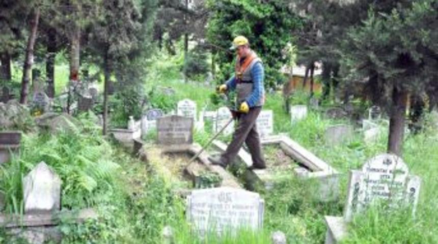 Mezarlıklar Temizleniyor
