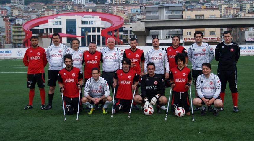 Medicalpark Doktorları Ampute Takımıyla G&ouml;steri Ma&ccedil;ı Yaptı