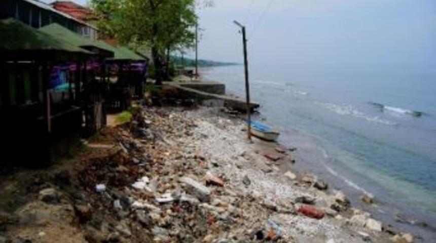Ak&ccedil;akoca Karaburun Sahillerini Deniz Yuttu