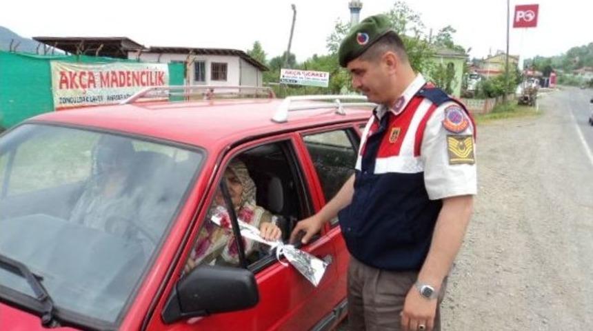 Jandarmadan Annelere Karanfil