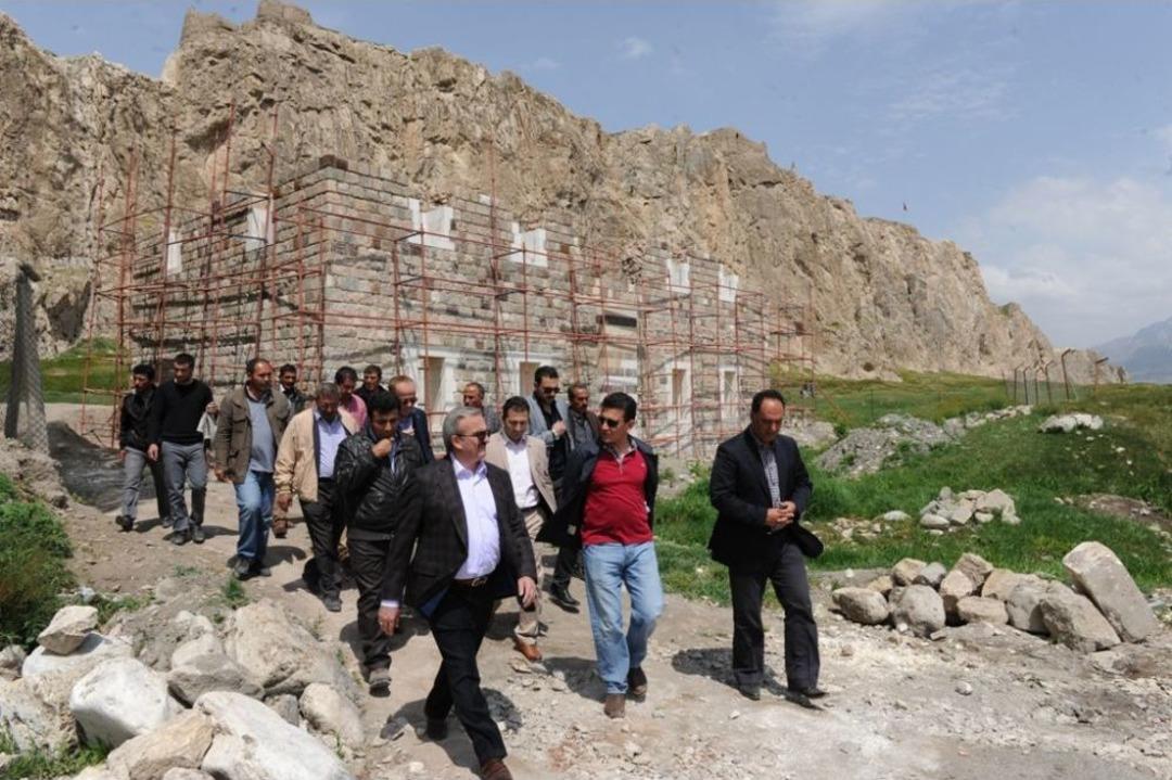 Van Depreminde Hasar G&ouml;ren Tarihi Yapılar Restore Ediliyor