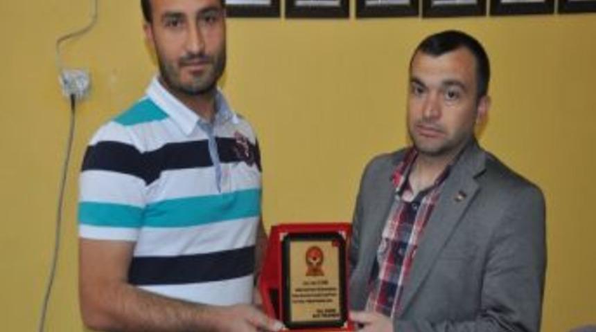 T&uuml;fad&rsquo;dan Tecdespor Antren&ouml;r&uuml; Hakan Aydemir&rsquo;e Plaket