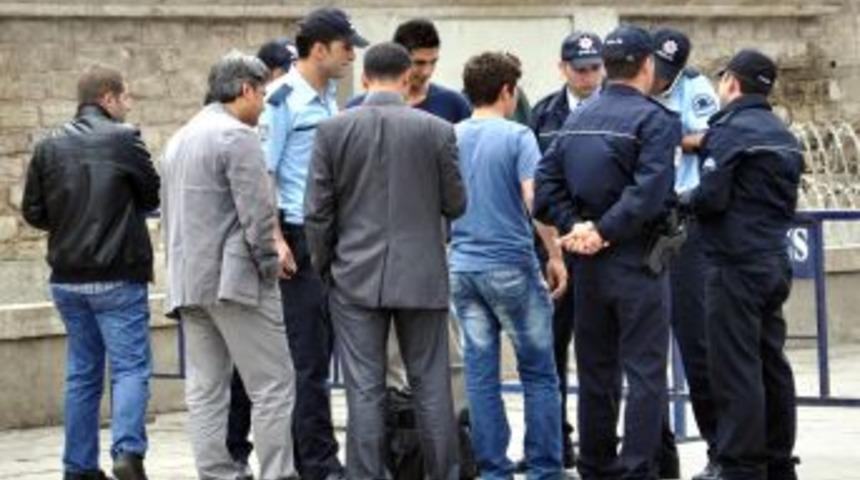 Taksim'de Ş&uuml;pheli Paket Paniği