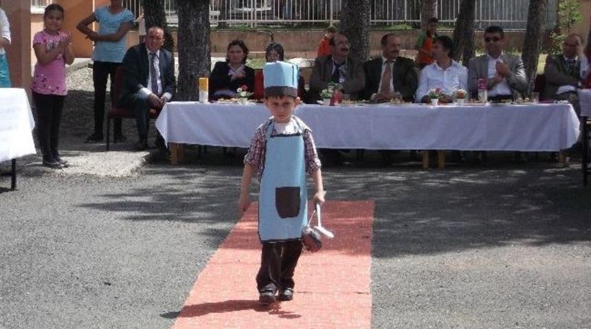 Geri Dönüşüm Malzemeleri İle Defile