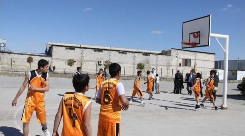 Belediyeden Y&uuml;zme Yarışması Ve Basketbol Turnuvası