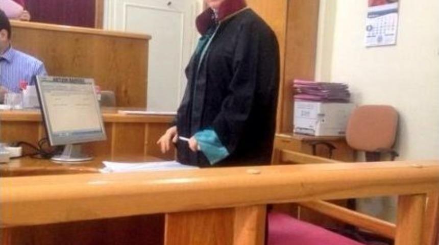 Trabzonlu Bayan Avukat Duruşmadaki Başörtülü Fotoğrafını Paylaştı
