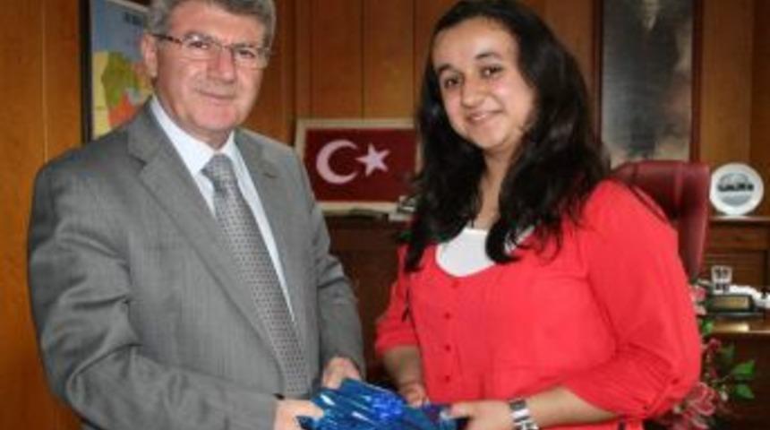 G&uuml;lsar&rsquo;dan YGS Şampiyonuna Kutlama