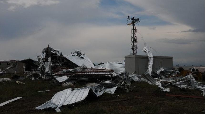 &Ccedil;ukurova Havaalanı İnşaatında Hortum: 1 &Ouml;l&uuml;, 14 Yaralı