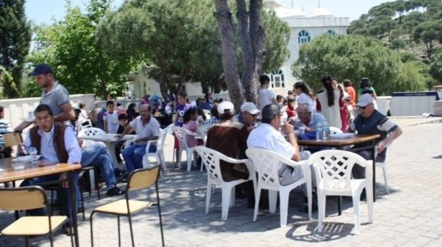 Ayvalık Yenimahalle’de Geleneksel Hayır Yemeği