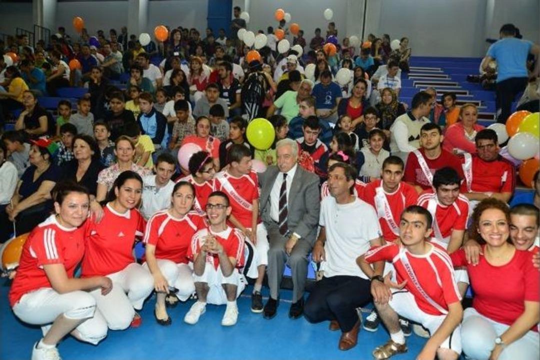 Engelli Gen&ccedil;lerden Renkli Seremoni