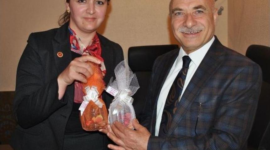 Ak Kadınlar Anneler G&uuml;n&uuml;n&uuml; Kutladı