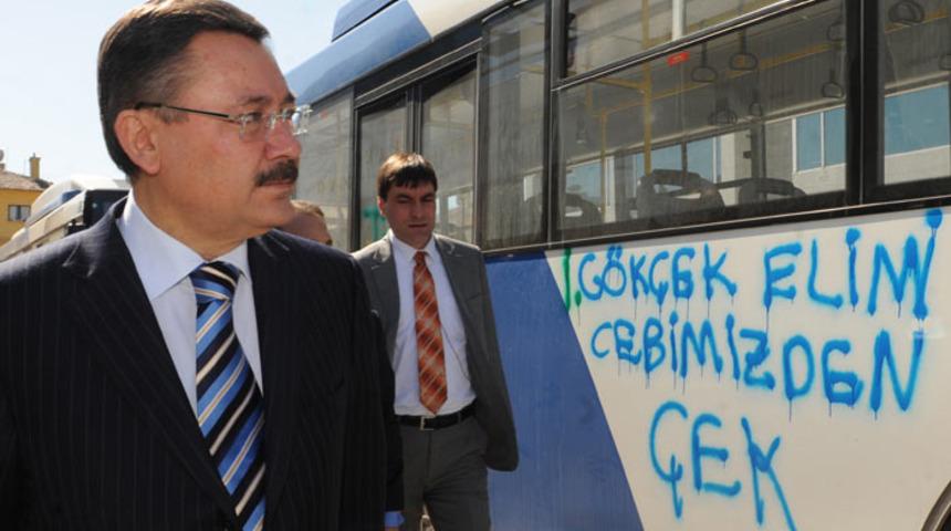 G&ouml;k&ccedil;ek'i &ccedil;ıldırtan otob&uuml;sler