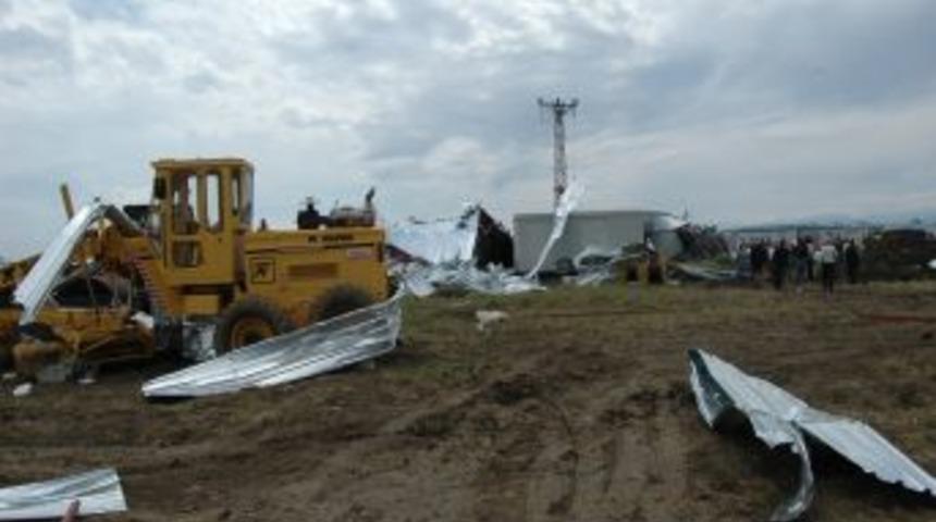 Tarsus'taki Hortumda Bir Iş&ccedil;i &Ouml;ld&uuml;, 14 Kişi Yaralandı