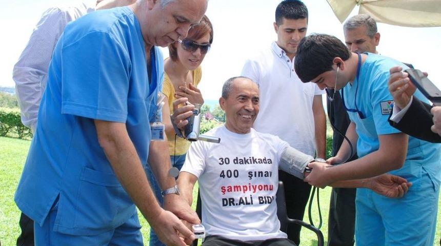 64 Yaşındaki Iş Adamı Yarım Saatte 400 Şınav &Ccedil;ekti 50 &Ouml;ğrenciye Burs Kazandırdı