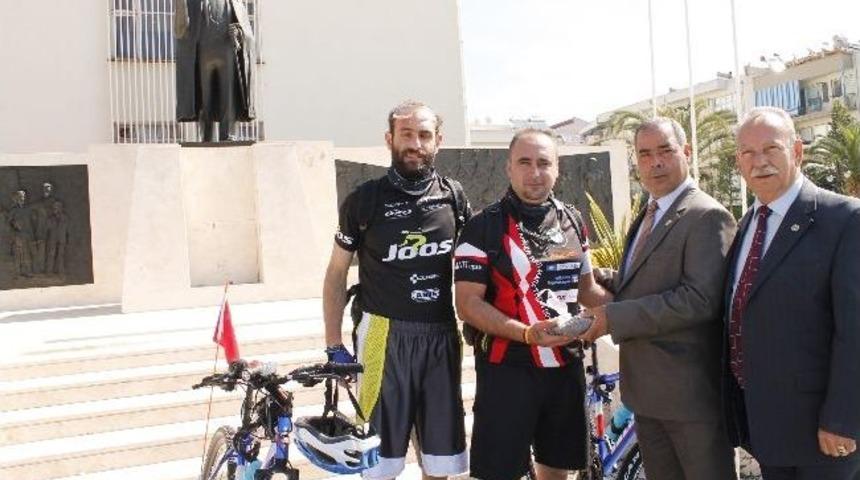 (&ouml;zel) Sel&ccedil;uklu İki Bisiklet&ccedil;i Anıtkabir İ&ccedil;in Yola &Ccedil;ıktı