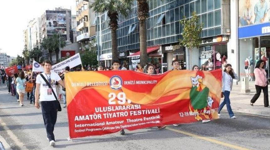 Denizli'de Tiyatro Festivali Kortejle Başladı