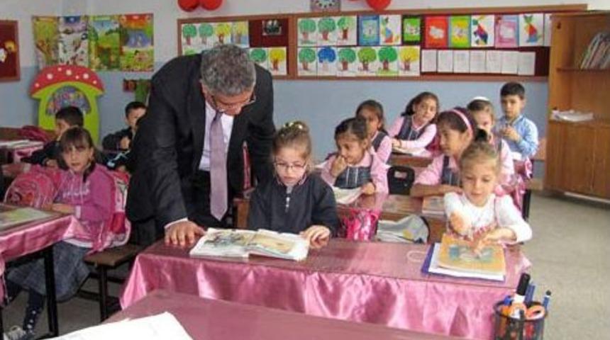 Ak&ccedil;akoca Kaymakamı Pekmez K&ouml;y Okullarını Ziyaret Etti