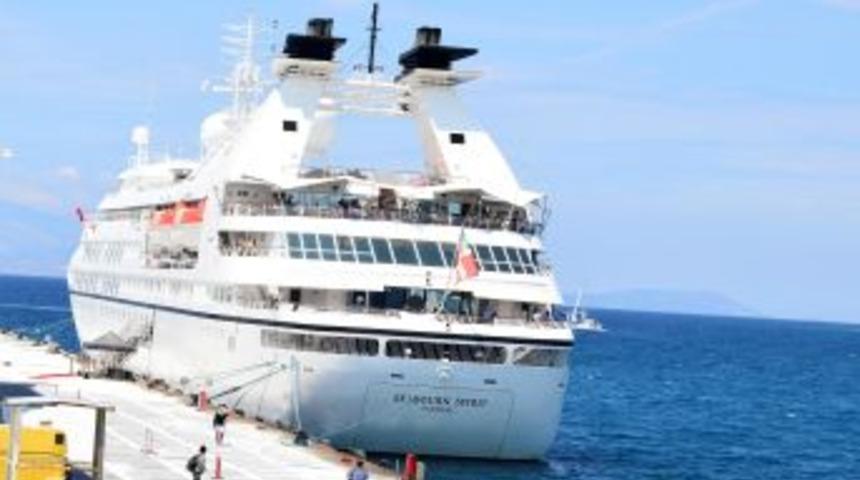 Sezonun Ilk Kruvaziyer Gemisi &Ccedil;eşme&rsquo;ye Yanaştı