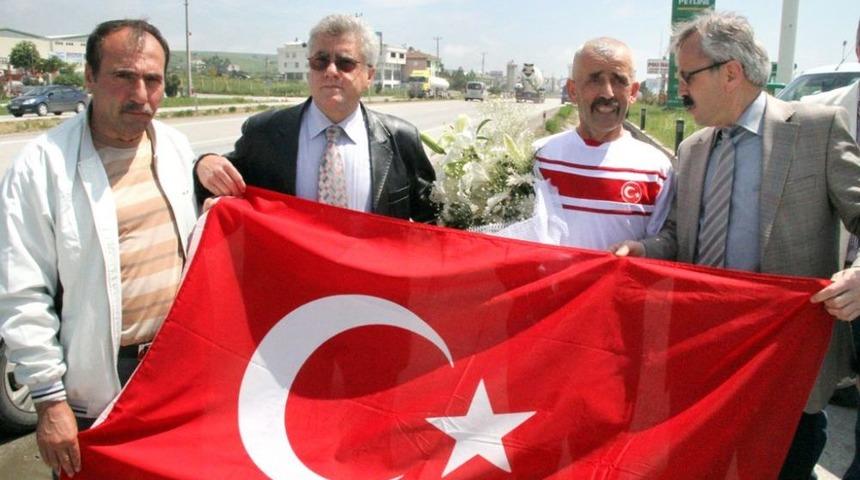 T&uuml;rk Bayrağını İstanbuldan Samsun&rsquo;a Koşarak Taşıdı