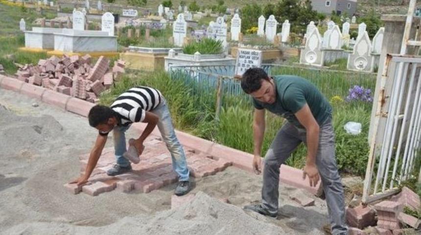 Kocasinan Mezarlıkların &Ccedil;evresini D&uuml;zenliyor