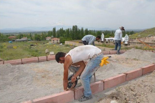 Kocasinan Mezarlıkların Çevresini Düzenliyor