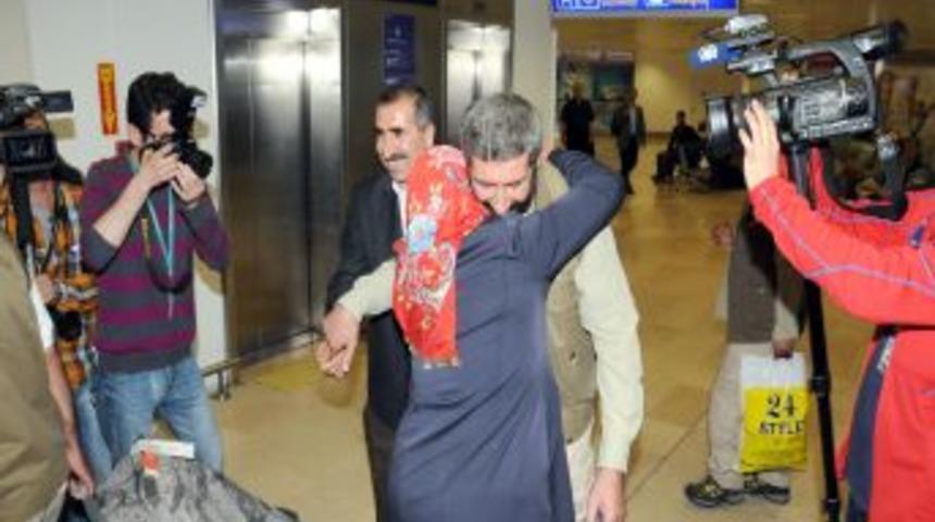 Afganistan&rsquo;da Serbest Bırakılan T&uuml;rkler Ailelerine Kavuştu