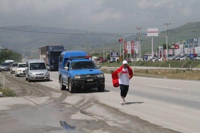 Türk Bayrağını İstanbul’dan Samsun’a Taşıdı