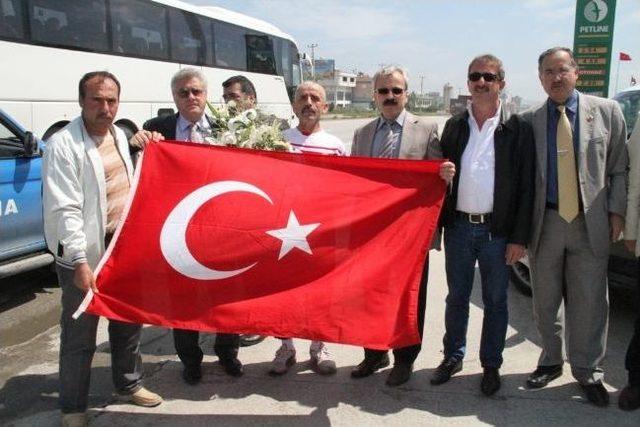 Türk Bayrağını İstanbul’dan Samsun’a Taşıdı