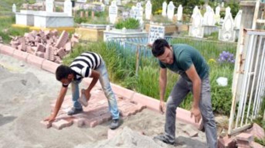 Kocasinan Belediyesi Mezarlıklarda &Ccedil;evre D&uuml;zenlemesi Yapıyor