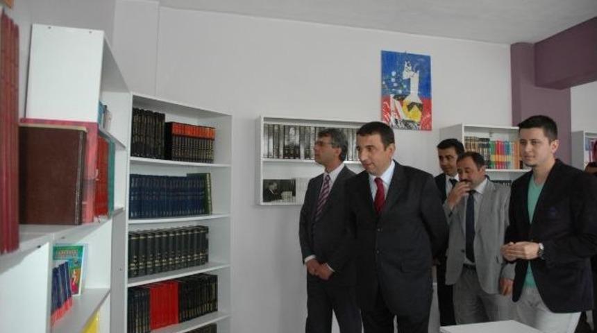 &Uuml;niversite &Ouml;ğrencilerinden Belde Okuluna K&uuml;t&uuml;phane