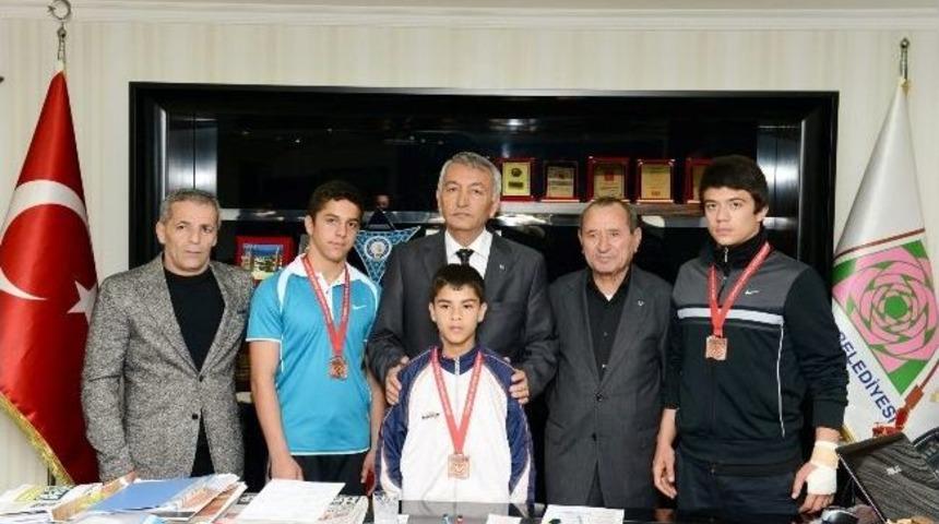 G&uuml;reş&ccedil;iler Altınla &Ouml;d&uuml;llendirildi