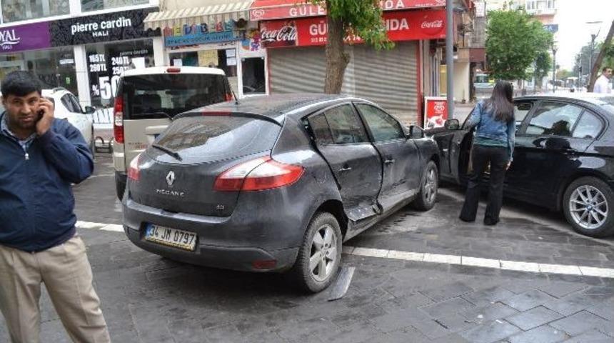 İki Ara&ccedil; Birbirine Girdi