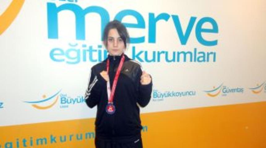 Güventaş Öğrencisi Tugçe, Karate Şampiyonasında Bronz Madalya Kazandı
