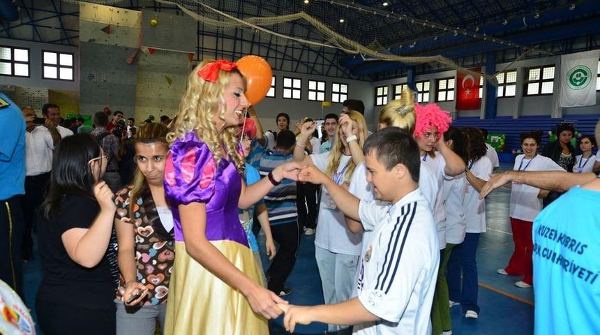 Engelli Gen&ccedil;lerden Renkli Seremoni