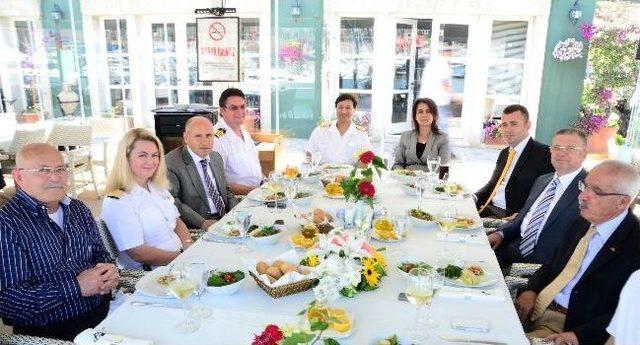 Sezonun İlk Kruvaziyer Gemisi Çeşme’ye Yanaştı