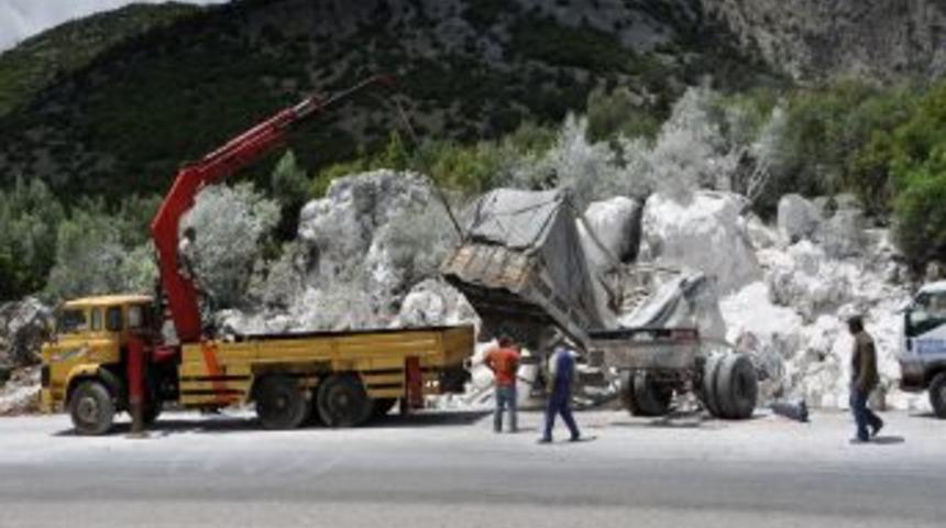 Kamyonla Yamaca &Ccedil;arpan S&uuml;r&uuml;c&uuml; Hayatını Kaybetti