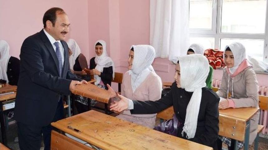 Alaca Belediyesi&rsquo;nden &Ouml;ğrencilere Hatıra Defteri