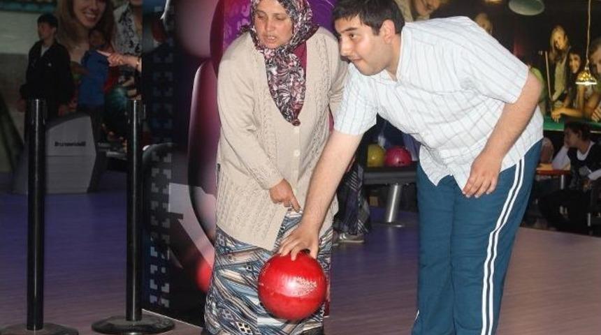 Engelli &Ouml;ğrencilerin Bowling Ve Sinema Keyfi