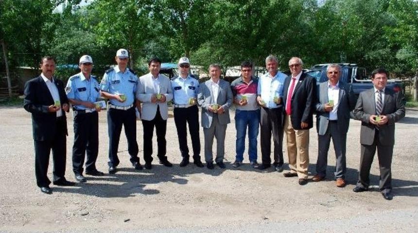 Salihli&rsquo;de Yolculara Ve S&uuml;r&uuml;c&uuml;lere Kuru &Uuml;z&uuml;m Dağıtıldı