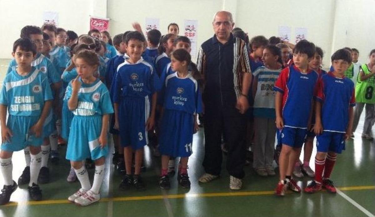 &Ouml;ğrenciler Mendil Kapmaca İ&ccedil;in Yarıştı