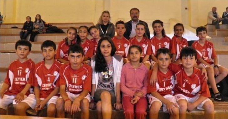 Öğrenciler Mendil Kapmaca İçin Yarıştı G2