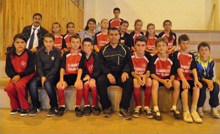 Öğrenciler Mendil Kapmaca İçin Yarıştı G3